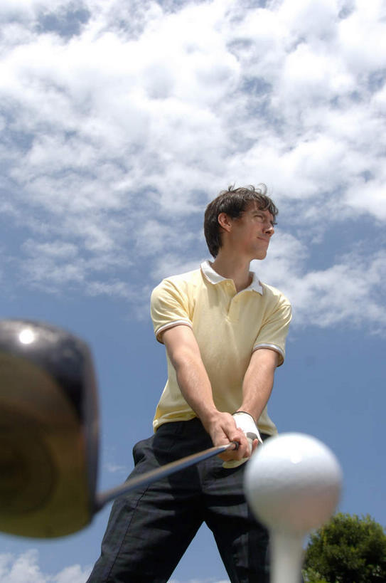 东方人,一个人,站,竖图,室外,白天,仰视,锻炼,运动,植物,亚洲,仅一个男性,仅一个人,握,高尔夫,高尔夫球,云,云朵,拿,云彩,拿着,注视,黄种人,球,树,树木,仅一个年轻男性,一个,蓝色,绿色,白色,黑色,白云,蓝天,天空,自然,天,看,站着,握着,球托,生长,晴朗,单个,成长,高尔夫球杆,关注,高尔夫运动,高尔夫球具,体育,男人,男性,年轻男性,亚洲人,晴空,抬头,仰头,站立,半身,彩图,低角度拍摄,健身,短发