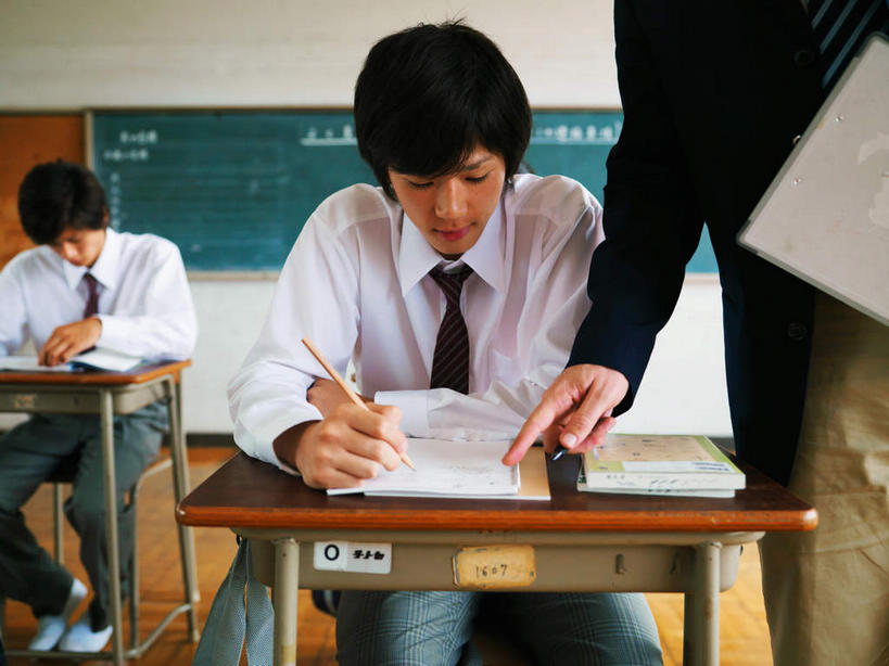 东方人,三个人,教师,学校,站,坐,横图,室内,白天,正面,制服,桌子,书籍,亚洲,服装,注视,指点,黄种人,书桌,校园,黑色,课桌,黑板,低头,观察,看,站着,教室,校服,教学,观看,教导,察看,关注,辅导,学生服,耐磨,教学黑板,男人,男性,年轻男性,中年男性,亚洲人,讲师,教授,老师,书,图书,站立,坐着,半身,彩图,短发