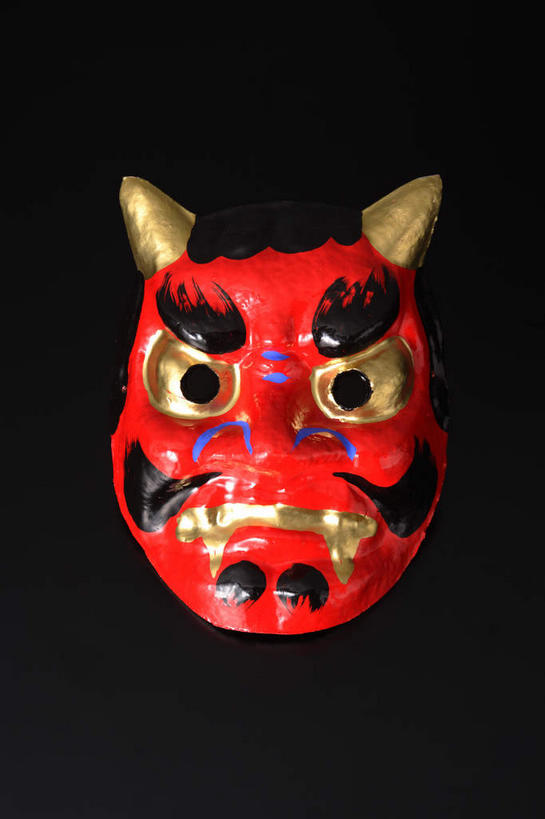 无人,竖图,俯视,室外,特写,白天,黑色背景,日本文化,面具,摄影,影棚,凶恶,魔鬼,凶险,阴险,妖怪,狠毒,横暴,泼辣,肆虐,凶暴,凶横,暴虐,残暴,残忍,凶残,凶狠,彩图,高角度拍摄,影棚拍摄,拍摄,传统文化