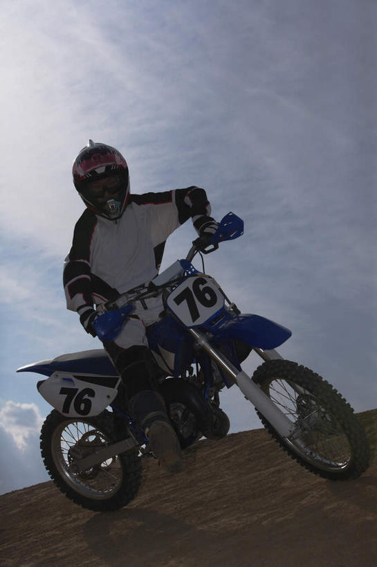 东方人,一个人,运动员,坐,竖图,室外,白天,仰视,运动服,安全,山,植物,摩托车,帽子,亚洲,仅一个男性,仅一个人,阴影,光线,标志,数字,头盔,文字,眼镜,影子,字符,字母,山峰,山坡,云,云朵,防护,山峦,云彩,注视,黄种人,标识,车,树,树木,仅一个年轻男性,蓝色,绿色,白云,蓝天,天空,阳光,自然,安全帽,交通工具,天,观察,驾驶,看,行驶,生长,成长,观看,护目镜,保护,操纵,控制,察看,关注,载具,保险,防护服,赛车手,操控,保全,周全,安稳,安定,把持,安全防护眼镜,平安,男人,男性,年轻男性,亚洲人,体育运动员,运动选手,坐着,彩图,低角度拍摄,全身,防护眼镜