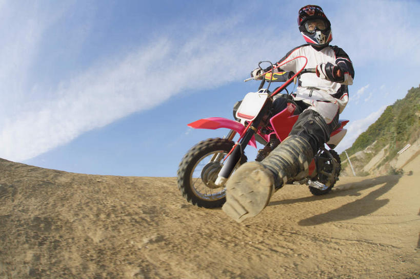 东方人,一个人,运动员,坐,横图,室外,白天,仰视,运动服,安全,草地,山,植物,道路,路,摩托车,帽子,亚洲,仅一个男性,仅一个人,抬,阴影,光线,头盔,眼镜,影子,山峰,山坡,云,云朵,小路,防护,交通,山峦,云彩,注视,黄种人,车,草,树,树木,仅一个年轻男性,蓝色,绿色,白云,蓝天,天空,阳光,自然,安全帽,交通工具,天,观察,驾驶,看,行驶,平衡,乡间小路,生长,成长,观看,护目镜,保护,操纵,控制,察看,关注,载具,保险,防护服,抬着,赛车手,操控,保全,周全,安稳,安定,把持,安全防护眼镜,平安,男人,男性,年轻男性,亚洲人,体育运动员,运动选手,坐着,彩图,低角度拍摄,全身,防护眼镜