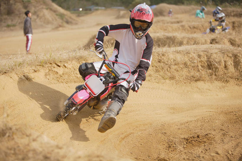 东方人,伙伴,朋友,运动员,站,坐,横图,室外,白天,正面,运动服,友谊,安全,草地,山,植物,道路,路,摩托车,帽子,亚洲,五个人,抬,阴影,光线,头盔,眼镜,影子,山峰,山坡,小路,防护,交通,山峦,许多人,倾斜,注视,黄种人,车,草,树,树木,绿色,阳光,自然,安全帽,交通工具,观察,驾驶,看,行驶,站着,一群人,平衡,乡间小路,生长,成长,观看,护目镜,保护,操纵,控制,察看,关注,载具,转弯,保险,防护服,抬着,赛车手,操控,保全,周全,安稳,安定,把持,安全防护眼镜,平安,友情,男人,男性,年轻男性,亚洲人,体育运动员,运动选手,站立,坐着,彩图,全身,防护眼镜