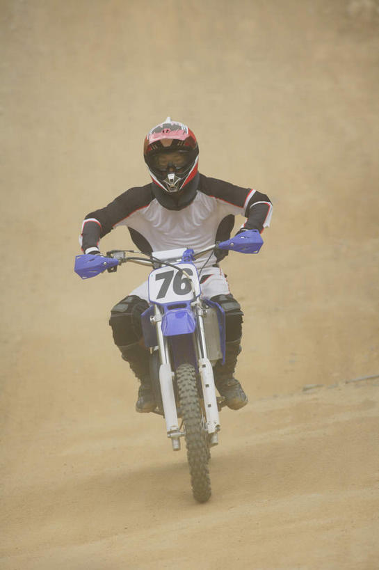 东方人,一个人,运动员,坐,竖图,室外,白天,正面,运动服,安全,草地,山,植物,道路,路,摩托车,帽子,亚洲,仅一个男性,仅一个人,阴影,光线,头盔,眼镜,影子,山峰,山坡,小路,防护,交通,山峦,注视,黄种人,车,草,树,树木,仅一个年轻男性,绿色,阳光,自然,安全帽,交通工具,观察,驾驶,看,行驶,平衡,乡间小路,生长,成长,观看,护目镜,保护,操纵,控制,察看,关注,载具,保险,防护服,沙尘,赛车手,操控,保全,周全,安稳,安定,把持,安全防护眼镜,平安,男人,男性,年轻男性,亚洲人,体育运动员,运动选手,坐着,彩图,全身,防护眼镜