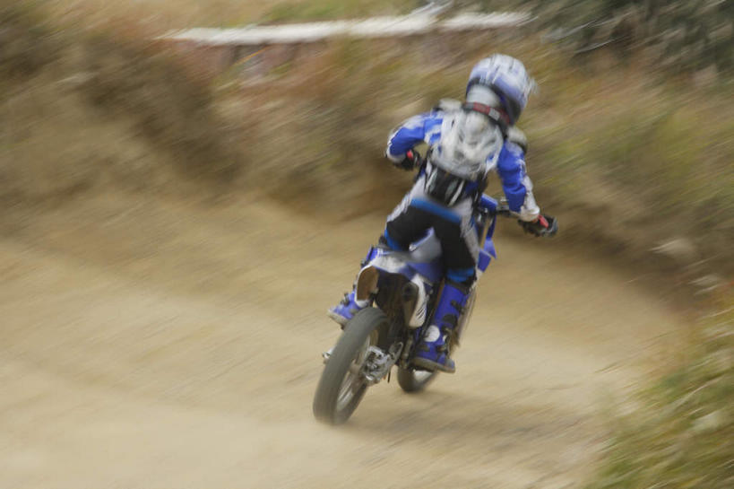 东方人,儿童,一个人,运动员,坐,横图,室外,白天,运动服,纯洁,安全,草地,山,植物,道路,路,摩托车,帽子,亚洲,仅一个男性,仅一个人,阴影,朦胧,模糊,光线,头盔,眼镜,影子,山峰,山坡,小路,防护,交通,山峦,注视,黄种人,车,草,树,树木,小孩,背面,绿色,阳光,自然,安全帽,交通工具,观察,驾驶,看,行驶,仅一个小孩,可爱,平衡,童年,童趣,乡间小路,生长,成长,观看,护目镜,保护,操纵,控制,察看,关注,载具,保险,防护服,沙尘,童真,赛车手,操控,烂漫,无邪,保全,周全,安稳,安定,把持,安全防护眼镜,平安,天真,男孩,男人,男性,亚洲人,孩子,体育运动员,运动选手,坐着,彩图,全身,防护眼镜,男生