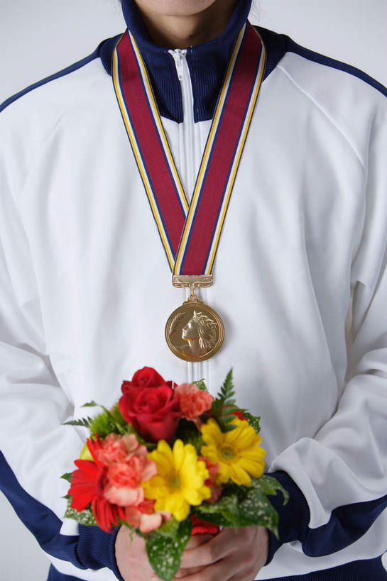 东方人,一个人,运动员,站,捧,笑,微笑,露齿笑,竖图,白天,白色背景,正面,运动服,成功,胜利,亚洲,仅一个男性,仅一个人,吊挂,握,悬挂,服装,盛开,挂,拿,花蕾,拿着,注视,黄种人,花,花瓣,花朵,鲜花,仅一个年轻男性,衣服,花苞,花蕊,观察,看,站着,光彩,握着,摄影,服饰,影棚,观看,察看,衣着,穿着,关注,奖牌,荣誉,奖品,桂冠,荣耀,衣饰,光荣,男人,男性,年轻男性,亚洲人,体育运动员,运动选手,端,端着,捧着,手捧,站立,半身,彩图,影棚拍摄,拍摄,运动装