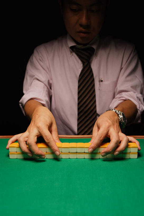 东方人,手,一个人,坐,竖图,夜晚,正面,衬衫,运动服,游戏,赌博,贪欲,竞争,桌子,玩具,亚洲,仅一个男性,仅一个人,仅一个中年男性,握,阴影,服装,时间,光线,笔,标志,时钟,手表,骰子,文字,影子,字符,灯光,办公用品,领带,拿,玩,计时,拿着,注视,黄种人,娱乐,标识,刺激,文具,排列,衣服,麻将,麻将桌,学习用品,钟表,观察,看,休闲,手部,汉字,表,握着,筹码,赌场,服饰,观看,整理,活动,腕表,文具用品,察看,衣着,穿着,发泄,关注,消遣,智力,中文,赌具,博彩,洗牌,色子,投机,侥幸,欲望,投子,宣泄,国文,华文,筹马,摆列,衣饰,男人,男性,中年男性,亚洲人,钟,玩耍,嬉戏,坐着,半身,彩图,衬衣,布列,分列,胜负,输赢,娱乐场,运动装