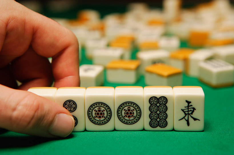 东方人,一个人,横图,特写,白天,正面,运动服,游戏,赌博,贪欲,竞争,亚洲,仅一个男性,仅一个人,仅一个中年男性,一排,阴影,服装,朦胧,模糊,整齐,反射,标志,文字,影子,字,字符,玩,黄种人,娱乐,标识,刺激,排列,衣服,麻将,麻将桌,休闲,汉字,赌场,服饰,活动,衣着,穿着,队列,发泄,消遣,智力,中文,博彩,棋牌室,投机,侥幸,欲望,宣泄,国文,华文,衣饰,麻将牌,男人,男性,中年男性,亚洲人,玩耍,嬉戏,半身,彩图,胜负,输赢,娱乐场,运动装