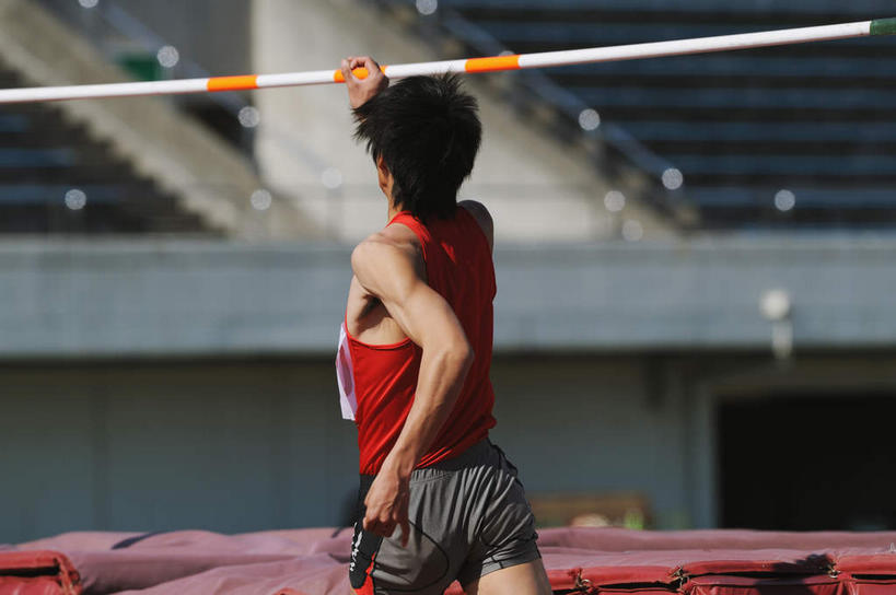 东方人,一个人,运动员,跳高运动员,体育馆,运动场,举,横图,室外,特写,白天,运动服,锻炼,快乐,运动,跳高,亚洲,仅一个男性,仅一个人,握,阴影,朦胧,模糊,光线,影子,云,云朵,拿,云彩,拿着,黄种人,娱乐,体育场,仅一个年轻男性,背面,蓝色,白云,蓝天,天空,阳光,垫子,天,托,休闲,握着,田径场,体育运动,运动馆,体育,男人,男性,年轻男性,亚洲人,体育运动员,运动选手,举起,举手,举着,向上举,向上伸,向上托,半身,彩图,健身