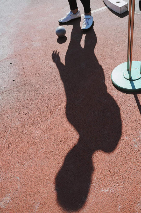 东方人,一个人,运动员,体育馆,运动场,站,竖图,俯视,室外,白天,运动服,锻炼,快乐,运动,亚洲,仅一个男性,仅一个人,阴影,朦胧,模糊,光线,影子,云,云朵,云彩,黄种人,娱乐,体育场,架子,仅一个年轻男性,一个,蓝色,白云,蓝天,天空,阳光,天,站着,休闲,田径场,单个,体育运动,运动馆,体育,铅球,男人,男性,年轻男性,亚洲人,体育运动员,运动选手,站立,半身,彩图,高角度拍摄,健身