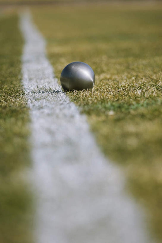 无人,体育馆,运动场,竖图,室外,白天,正面,锻炼,快乐,比赛,运动,竞争,草地,草坪,植物,金属制品,阴影,光线,金属,影子,娱乐,体育场,草,一个,绿色,白色,阳光,休闲,田径场,单个,体育运动,运动馆,体育,铅球,彩图,健身