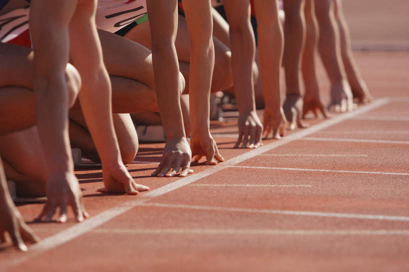 手,腿部,腿,运动员,体育馆,运动场,蹲,横图,室外,白天,侧面,运动服,运动鞋,锻炼,快乐,比赛,运动,竞争,鞋子,五个人,弯腰,准备,阴影,光线,标志,数字,文字,线,影子,字符,许多人,娱乐,标识,体育场,白色,阳光,低头,一群人,休闲,手部,橡胶,阿拉伯数字,田径场,体育运动,赛道,标线,预备,橡胶制品,运动馆,垂头,哈腰,体育,男人,男性,年轻男性,体育运动员,运动选手,蹲着,半身,彩图,健身