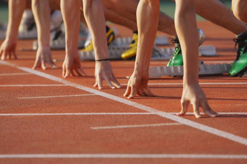 手,腿部,腿,运动员,体育馆,运动场,蹲,横图,室外,白天,侧面,运动服,运动鞋,锻炼,快乐,比赛,运动,竞争,鞋子,五个人,弯腰,准备,阴影,光线,线,影子,许多人,娱乐,体育场,白色,阳光,低头,一群人,休闲,手部,橡胶,田径场,体育运动,赛道,标线,预备,橡胶制品,运动馆,垂头,哈腰,体育,男人,男性,年轻男性,体育运动员,运动选手,蹲着,半身,彩图,健身