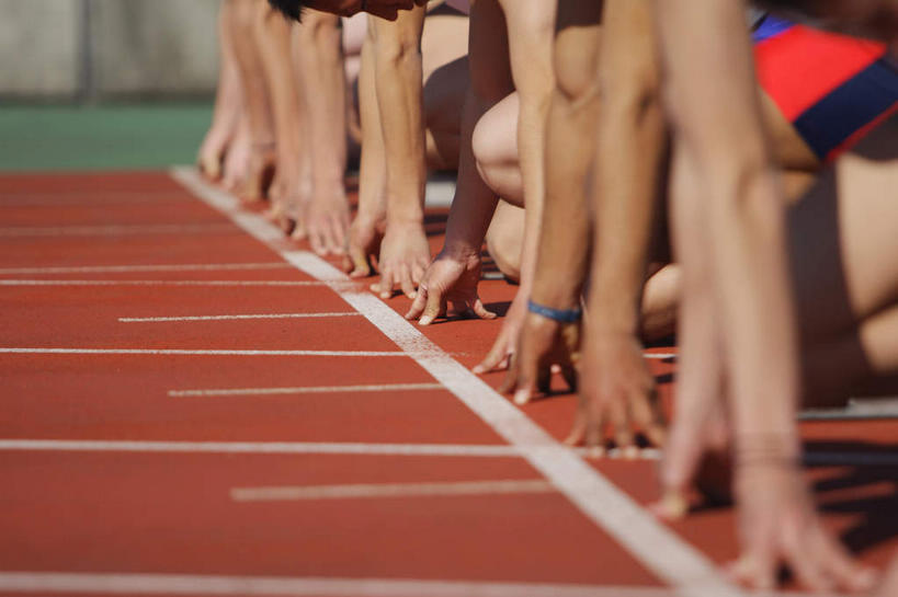 手,腿部,腿,运动员,体育馆,运动场,蹲,横图,室外,白天,侧面,运动服,运动鞋,锻炼,快乐,比赛,运动,竞争,鞋子,五个人,弯腰,准备,阴影,朦胧,模糊,光线,标志,数字,文字,线,影子,字符,许多人,娱乐,标识,体育场,白色,阳光,低头,一群人,休闲,手部,橡胶,阿拉伯数字,田径场,体育运动,赛道,标线,预备,橡胶制品,运动馆,垂头,哈腰,体育,男人,男性,年轻男性,体育运动员,运动选手,蹲着,半身,彩图,健身