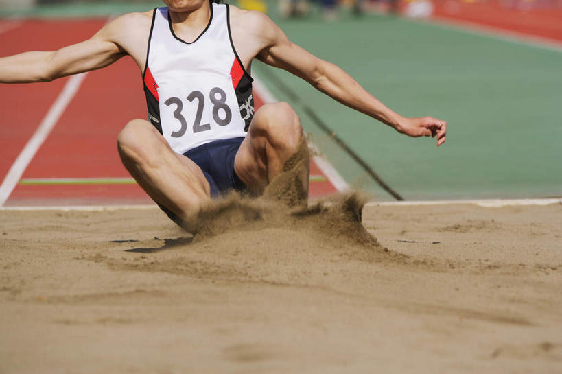 西方人,一个人,运动员,体育馆,运动场,蹲,伸展双臂,横图,室外,白天,正面,运动服,锻炼,运动,跳远,草地,草坪,植物,欧洲,欧洲人,仅一个男性,仅一个人,阴影,飞溅,服装,溅,光线,标志,数字,文字,影子,字符,字母,田径,云,云朵,跑道,云彩,标识,体育场,沙坑,草,仅一个年轻男性,衣服,蓝色,绿色,白云,蓝天,天空,阳光,天,服饰,田径场,衣着,穿着,喷洒,运动馆,衣饰,体育,男人,男性,年轻男性,白种人,体育运动员,运动选手,敞开双臂,蹲着,伸开双臂,展开双肩,张开手臂,张开双臂,半身,彩图,健身,运动装