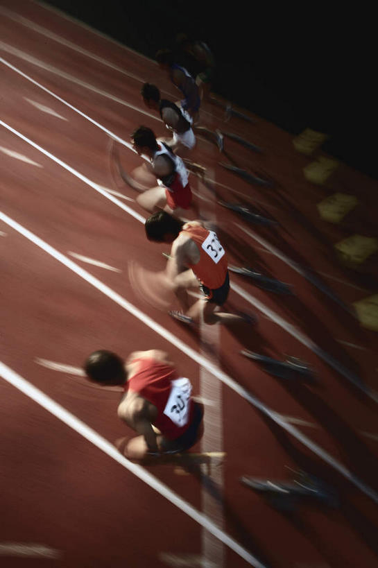 西方人,三个人,运动员,体育馆,运动场,跑,竖图,俯视,室外,白天,运动服,锻炼,运动,指示牌,欧洲,欧洲人,弯腰,阴影,服装,朦胧,模糊,光线,标志,文字,影子,田径,跑道,注视,标识,观众席,体育场,衣服,阳光,观察,看,服饰,田径场,观看,察看,冲刺,衣着,穿着,关注,摆动,弯身,运动馆,衣饰,体育,男人,男性,年轻男性,白种人,体育运动员,运动选手,彩图,高角度拍摄,全身,健身,运动装