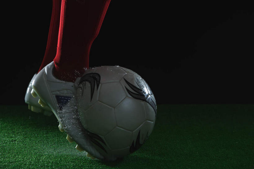 西方人,腿部,脚,脚趾,脚后跟,脚背,踝,腿,一个人,运动员,体育馆,运动场,横图,特写,白天,正面,运动服,锻炼,运动,足球,草地,草坪,植物,欧洲,欧洲人,仅一个男性,仅一个人,踢,阴影,飞溅,服装,溅,液体,影子,水滴,田径,跑道,足球装备,注视,运动器械,体育场,水珠,草,仅一个年轻男性,衣服,绿色,观察,看,健身器械,姿势,服饰,田径场,观看,连续,察看,姿态,衣着,穿着,关注,喷洒,健身器材,运动馆,蹴鞠,持续,衣饰,姿式,继续,接连,陆续,延续,一连,体育,足球运动,男人,男性,年轻男性,白种人,脚底,体育运动员,运动选手,半身,彩图,健身,运动器材,运动装