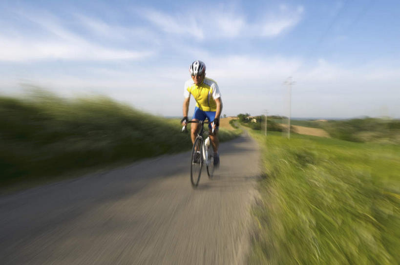 一个人,横图,室外,白天,正面,运动服,锻炼,旅游,度假,运动,植物,道路,路,公路,自行车,帽子,仅一个男性,仅一个人,阴影,服装,朦胧,模糊,光线,头盔,影子,旷野,田野,云,云朵,交通,云彩,娱乐,踩,车,脚踏车,树,树木,仅一个年轻男性,衣服,蓝色,绿色,白云,蓝天,天空,阳光,自然,安全帽,交通工具,天,踩着,驾驶,行驶,享受,休闲,放松,服饰,生长,成长,操纵,控制,载具,原野,室外运动,户外运动,操控,把持,男人,男性,年轻男性,马路,彩图,全身,健身,运动装