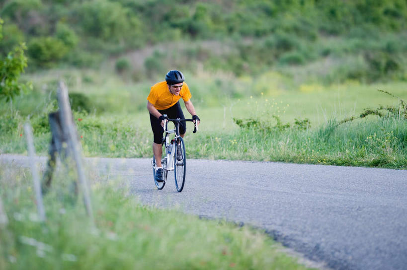 一个人,横图,室外,白天,正面,运动服,锻炼,旅游,度假,运动,植物,道路,路,公路,自行车,帽子,仅一个男性,仅一个人,弯腰,阴影,服装,朦胧,模糊,光线,头盔,影子,旷野,田野,交通,娱乐,踩,车,脚踏车,树,树木,仅一个年轻男性,衣服,绿色,阳光,自然,安全帽,交通工具,踩着,驾驶,行驶,享受,休闲,放松,服饰,生长,成长,操纵,控制,载具,原野,室外运动,户外运动,操控,弯身,把持,男人,男性,年轻男性,马路,彩图,全身,健身,运动装