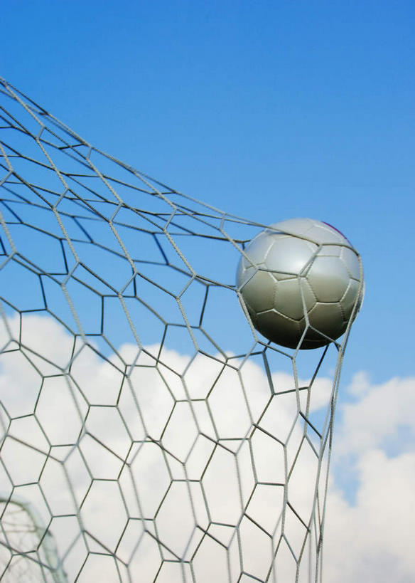 无人,竖图,室外,白天,仰视,足球,飞翔,阴影,飞行,光线,影子,云,云朵,球网,足球装备,翱翔,云彩,运动器械,飞,一个,蓝色,白云,蓝天,天空,阳光,天,健身器械,单个,健身器材,蹴鞠,足球网,足球运动,彩图,低角度拍摄,运动器材