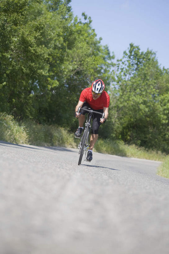 一个人,竖图,室外,白天,正面,运动服,锻炼,旅游,度假,运动,植物,道路,路,公路,自行车,帽子,仅一个男性,仅一个人,弯腰,阴影,服装,光线,头盔,影子,旷野,田野,交通,娱乐,踩,车,脚踏车,树,树木,仅一个年轻男性,衣服,蓝色,绿色,蓝天,天空,阳光,自然,安全帽,交通工具,天,踩着,驾驶,行驶,享受,休闲,放松,服饰,生长,成长,操纵,控制,载具,原野,室外运动,户外运动,操控,弯身,把持,男人,男性,年轻男性,马路,彩图,全身,健身,运动装