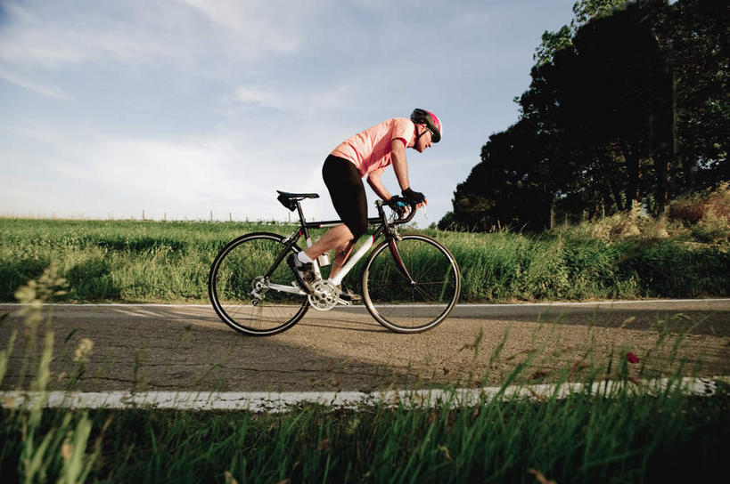 一个人,横图,室外,白天,侧面,运动服,锻炼,旅游,度假,运动,植物,道路,路,公路,自行车,帽子,仅一个男性,仅一个人,弯腰,阴影,服装,光线,头盔,影子,旷野,田野,云,云朵,交通,云彩,娱乐,踩,车,脚踏车,树,树木,仅一个年轻男性,衣服,蓝色,绿色,白云,蓝天,天空,阳光,自然,安全帽,交通工具,天,踩着,驾驶,行驶,享受,休闲,放松,服饰,生长,成长,操纵,控制,载具,原野,室外运动,户外运动,操控,弯身,把持,男人,男性,年轻男性,马路,彩图,全身,健身,运动装