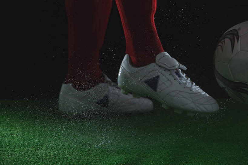 腿部,腿,一个人,运动员,足球场,站,横图,特写,白天,侧面,运动服,足球,草地,草坪,水,植物,鞋子,仅一个人,一双,黑色背景,服装,液体,水滴,足球鞋,足球装备,运动器械,草,一个,衣服,绿色,站着,健身器械,摄影,服饰,影棚,单个,靠近,衣着,穿着,凑近,聚拢,健身器材,绿茵场,蹴鞠,衣饰,挨近,接近,靠拢,足球运动,体育运动员,运动选手,站立,半身,彩图,影棚拍摄,拍摄,足球比赛场地,运动器材,运动装