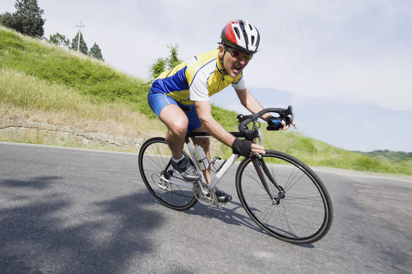 一个人,横图,室外,白天,侧面,运动服,锻炼,旅游,度假,兴奋,运动,植物,道路,路,公路,自行车,帽子,仅一个男性,仅一个人,弯腰,阴影,服装,光线,头盔,影子,旷野,田野,云,云朵,交通,云彩,娱乐,踩,车,脚踏车,树,树木,仅一个年轻男性,衣服,蓝色,绿色,白云,蓝天,天空,阳光,自然,安全帽,交通工具,天,踩着,驾驶,行驶,张嘴,享受,休闲,放松,服饰,生长,成长,操纵,控制,载具,原野,室外运动,户外运动,张大嘴巴,操控,弯身,把持,男人,男性,年轻男性,马路,张开嘴,彩图,全身,健身,高兴,运动装