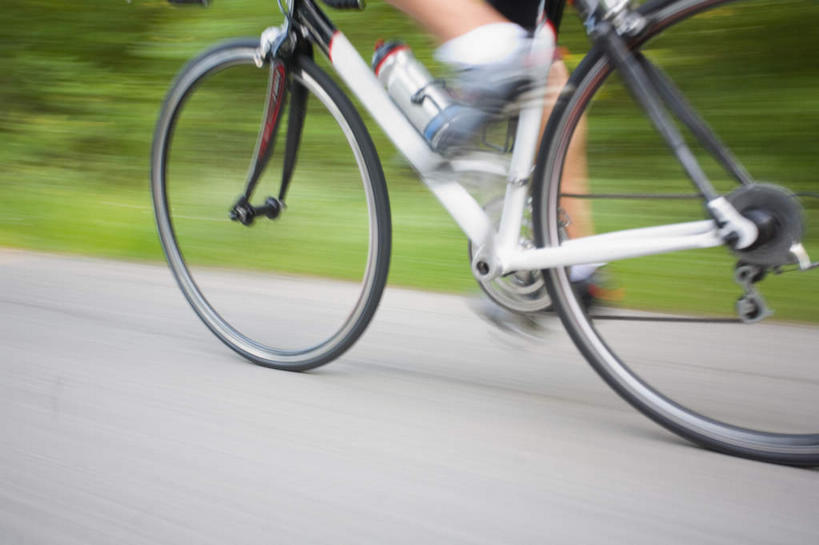 一个人,横图,室外,白天,侧面,运动服,运动鞋,锻炼,旅游,度假,运动,道路,路,公路,自行车,鞋子,仅一个男性,仅一个人,弯腰,阴影,朦胧,模糊,光线,影子,旷野,田野,交通,娱乐,踩,车,脚踏车,仅一个年轻男性,阳光,交通工具,踩着,驾驶,行驶,享受,休闲,放松,操纵,控制,载具,原野,室外运动,户外运动,操控,弯身,把持,男人,男性,年轻男性,马路,半身,彩图,健身,运动装