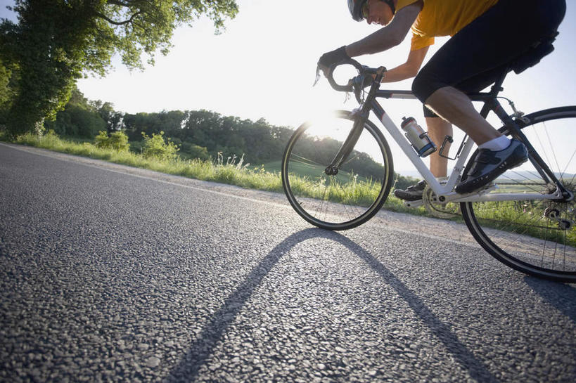 一个人,横图,室外,白天,侧面,运动服,锻炼,旅游,度假,运动,太阳,植物,道路,路,公路,自行车,帽子,仅一个男性,仅一个人,弯腰,阴影,服装,光线,头盔,影子,旷野,田野,交通,娱乐,踩,车,脚踏车,树,树木,仅一个年轻男性,衣服,蓝色,绿色,蓝天,天空,阳光,自然,安全帽,交通工具,天,踩着,驾驶,行驶,享受,休闲,放松,服饰,生长,成长,操纵,控制,载具,原野,室外运动,户外运动,操控,弯身,把持,男人,男性,年轻男性,马路,半身,彩图,健身,运动装