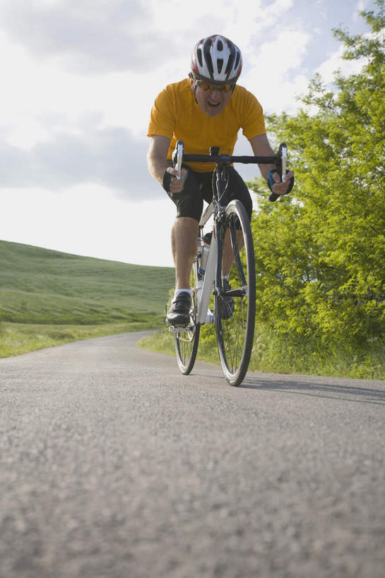 一个人,竖图,室外,白天,正面,运动服,锻炼,旅游,度假,运动,太阳,植物,道路,路,公路,自行车,帽子,仅一个男性,仅一个人,弯腰,阴影,服装,光线,头盔,影子,旷野,田野,云,云朵,交通,云彩,娱乐,踩,车,脚踏车,树,树木,仅一个年轻男性,衣服,蓝色,绿色,白云,蓝天,天空,阳光,自然,安全帽,交通工具,天,踩着,驾驶,行驶,张嘴,享受,休闲,放松,服饰,生长,成长,操纵,控制,载具,原野,室外运动,户外运动,张大嘴巴,操控,弯身,把持,男人,男性,年轻男性,马路,张开嘴,彩图,全身,健身,运动装