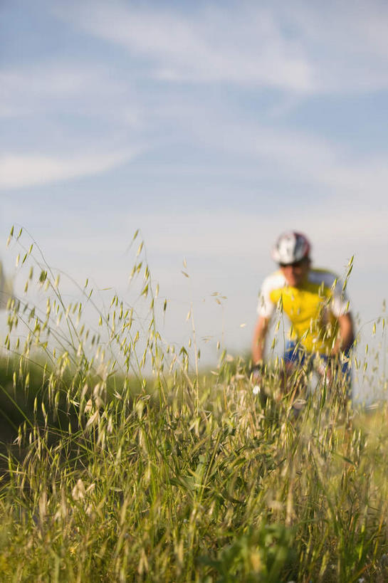 一个人,竖图,室外,白天,正面,运动服,锻炼,旅游,度假,运动,太阳,道路,路,公路,自行车,帽子,仅一个男性,仅一个人,弯腰,阴影,服装,朦胧,模糊,光线,头盔,影子,旷野,田野,云,云朵,交通,云彩,娱乐,踩,车,脚踏车,仅一个年轻男性,衣服,蓝色,白云,蓝天,天空,阳光,安全帽,交通工具,天,踩着,驾驶,行驶,张嘴,享受,休闲,放松,服饰,操纵,控制,载具,原野,室外运动,户外运动,张大嘴巴,操控,弯身,把持,男人,男性,年轻男性,马路,张开嘴,半身,彩图,健身,运动装