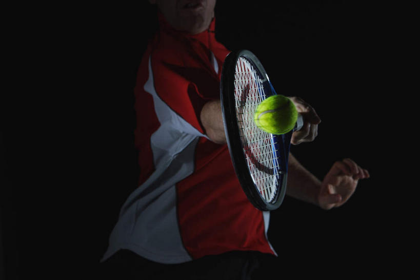 东方人,一个人,运动员,横图,白天,正面,运动服,运动,网球,亚洲,仅一个男性,仅一个人,黑色背景,服装,网球拍,球拍,网球装备,黄种人,运动器械,仅一个年轻男性,一个,衣服,健身器械,摄影,服饰,影棚,单个,靠近,挥动,挥舞,衣着,穿着,凑近,聚拢,健身器材,衣饰,挨近,接近,靠拢,摆荡,网球运动,男人,男性,年轻男性,亚洲人,体育运动员,运动选手,半身,彩图,影棚拍摄,拍摄,运动器材,运动装