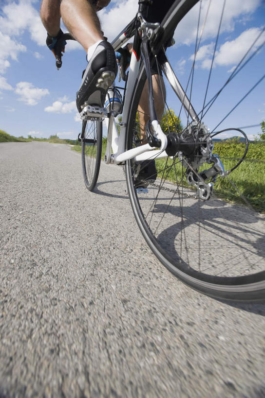 一个人,栏杆,站,竖图,室外,白天,运动服,锻炼,旅游,度假,运动,太阳,道路,路,公路,自行车,帽子,仅一个男性,仅一个人,弯腰,阴影,服装,朦胧,模糊,光线,头盔,影子,栅栏,旷野,篱笆,田野,云,云朵,围栏,交通,云彩,娱乐,踩,护栏,车,脚踏车,仅一个年轻男性,背面,衣服,蓝色,白云,蓝天,天空,阳光,安全帽,交通工具,天,踩着,驾驶,行驶,站着,享受,休闲,放松,服饰,操纵,控制,载具,原野,室外运动,户外运动,操控,弯身,把持,男人,男性,年轻男性,马路,站立,半身,彩图,健身,运动装