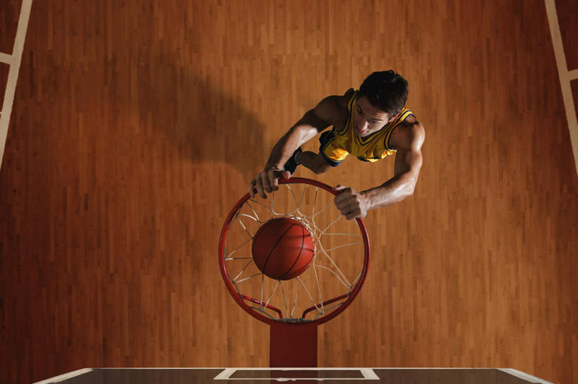 西方人,一个人,跳,横图,俯视,白天,运动服,运动鞋,篮球,地板,鞋子,欧洲,欧洲人,仅一个男性,仅一个人,阴影,短裤,服装,裤子,光线,背心,标志,数字,文字,影子,字符,灯光,篮球装备,地面,半空,注视,标识,运动器械,木地板,仅一个年轻男性,衣服,黄色,观察,看,抓,健身器械,灌篮,阿拉伯数字,服饰,观看,察看,衣着,穿着,关注,篮框,健身器材,篮球运动,衣饰,男人,男性,年轻男性,白种人,抬头,跳跃,仰头,彩图,高角度拍摄,全身,运动器材,运动装