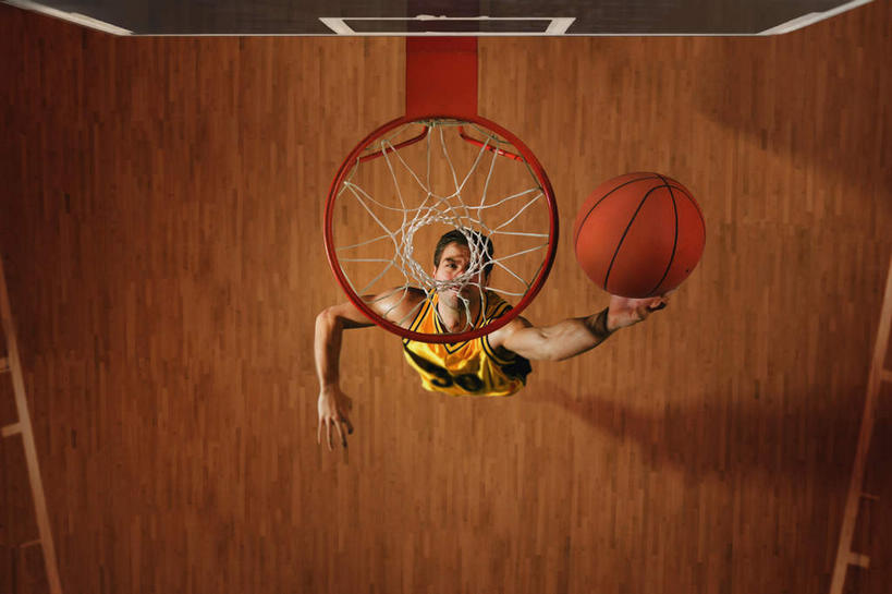 西方人,一个人,跳,举,横图,俯视,白天,运动服,运动鞋,篮球,地板,鞋子,欧洲,欧洲人,仅一个男性,仅一个人,阴影,短裤,服装,裤子,光线,背心,标志,数字,文字,影子,字符,灯光,篮球装备,地面,半空,注视,标识,运动器械,木地板,仅一个年轻男性,衣服,黄色,观察,看,托,健身器械,灌篮,阿拉伯数字,服饰,观看,察看,衣着,穿着,关注,篮框,健身器材,篮球运动,衣饰,男人,男性,年轻男性,白种人,举起,举手,举着,抬头,跳跃,向上举,向上伸,向上托,仰头,彩图,高角度拍摄,全身,运动器材,运动装