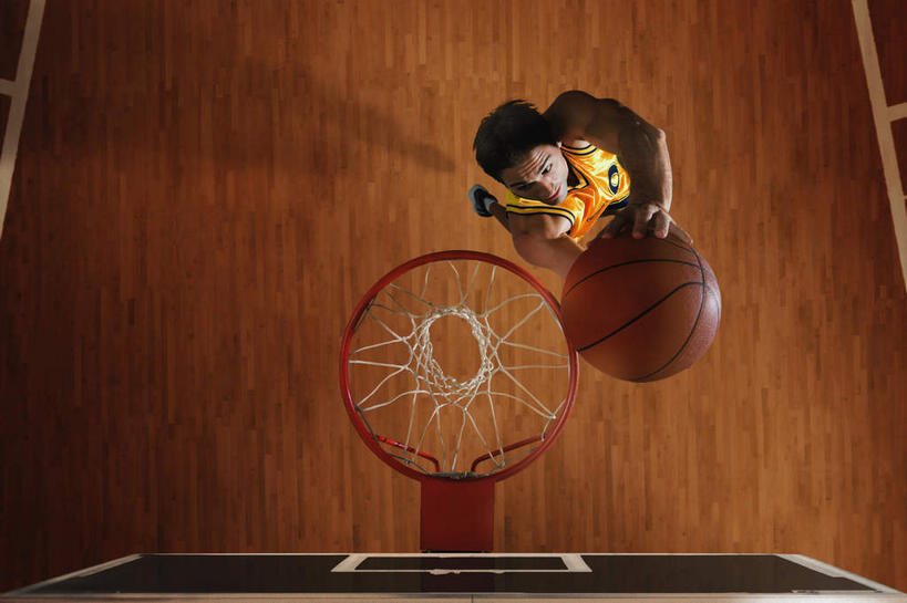 西方人,一个人,跳,举,横图,俯视,白天,运动服,运动鞋,篮球,地板,鞋子,欧洲,欧洲人,仅一个男性,仅一个人,阴影,短裤,服装,裤子,光线,背心,标志,数字,文字,影子,字符,灯光,篮球装备,篮板,地面,半空,注视,标识,运动器械,木地板,仅一个年轻男性,衣服,黄色,观察,看,托,健身器械,灌篮,阿拉伯数字,服饰,观看,察看,衣着,穿着,关注,篮框,健身器材,篮球运动,衣饰,男人,男性,年轻男性,白种人,举起,举手,举着,抬头,跳跃,向上举,向上伸,向上托,仰头,彩图,高角度拍摄,全身,运动器材,运动装