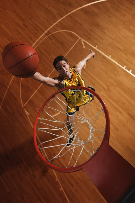西方人,一个人,跳,举,竖图,俯视,白天,运动服,运动鞋,篮球,地板,鞋子,欧洲,欧洲人,仅一个男性,仅一个人,阴影,短裤,服装,裤子,光线,背心,标志,数字,文字,影子,字符,灯光,篮球装备,地面,半空,注视,标识,运动器械,木地板,仅一个年轻男性,衣服,黄色,观察,看,托,健身器械,灌篮,阿拉伯数字,服饰,观看,察看,衣着,穿着,关注,篮框,健身器材,篮球运动,衣饰,男人,男性,年轻男性,白种人,举起,举手,举着,抬头,跳跃,向上举,向上伸,向上托,仰头,彩图,高角度拍摄,全身,运动器材,运动装