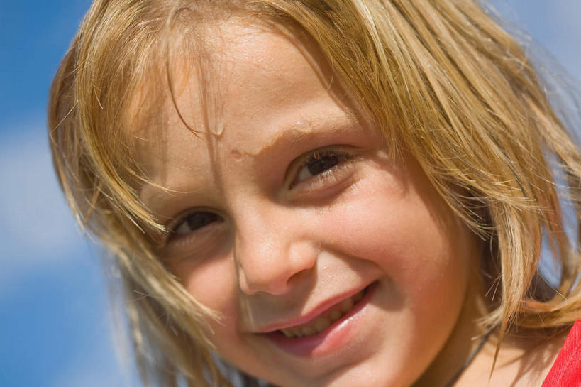 西方人,儿童,脸,头,脸颊,一个人,笑,微笑,露齿笑,横图,室外,白天,仰视,T恤衫,运动服,纯洁,项链,欧洲,欧洲人,仅一个男性,仅一个人,汗,阴影,服装,朦胧,模糊,光线,影子,T恤,注视,装饰品,小孩,衣服,蓝色,蓝天,天空,阳光,饰品,首饰,天,观察,看,仅一个小孩,可爱,童年,童趣,服饰,汗水,观看,察看,衣着,穿着,关注,童真,烂漫,无邪,衣饰,天真,男孩,男人,男性,白种人,孩子,头部,脸部,脸蛋,面部,半身,彩图,低角度拍摄,男生,运动装