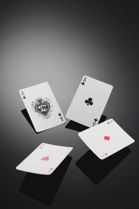 无人,竖图,俯视,特写,白天,运动服,游戏,赌博,贪欲,竞争,静物,纸牌,玩具,扑克,一排,许多,阴影,黑色背景,服装,整齐,光线,英文,标志,方块,数字,文字,影子,字符,字母,灯光,梅花,很多,四张,玩,娱乐,标识,刺激,排列,衣服,休闲,竖,摄影,阿拉伯数字,服饰,影棚,活动,英文字母,衣着,穿着,队列,发泄,消遣,智力,赌具,红桃,黑桃,投机,侥幸,欲望,宣泄,衣饰,玩耍,嬉戏,彩图,高角度拍摄,影棚拍摄,拍摄,胜负,输赢,运动装