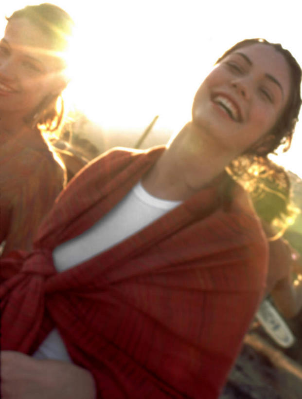 西方人,两个人,伙伴,朋友,站,闭眼,笑,微笑,露齿笑,竖图,室外,白天,仰视,友谊,日落,欧洲,欧洲人,阴影,服装,光线,纺织物,影子,晚霞,霞光,落日,背光,注视,休闲装,衣服,阳光,黄昏,毛巾,观察,看,清洁,站着,休闲,休闲服,彩霞,服饰,观看,保暖,察看,关注,逆光,透气,防水,夕照,储水,耐磨,吸水,友情,年轻女性,女人,女性,白种人,夕阳,闭眼睛,闭着眼,闭着眼睛,站立,半身,彩图,低角度拍摄,斜阳