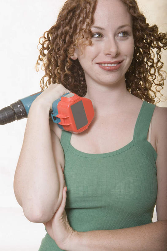 西方人,一个人,站,笑,微笑,露齿笑,竖图,室内,白天,正面,金属制品,欧洲,欧洲人,仅一个年轻女性,仅一个女性,仅一个人,连接,握,组合,服装,金属,背心,工具,拿,拿着,注视,衣服,观察,看,站着,握着,服饰,观看,螺丝刀,起子,链接,五金,察看,紧固,衣着,穿着,关注,拼接,拼凑,拼合,凑集,聚合,撮合,链结,牢固,改锥,衣饰,年轻女性,女人,女性,白种人,站立,半身,彩图