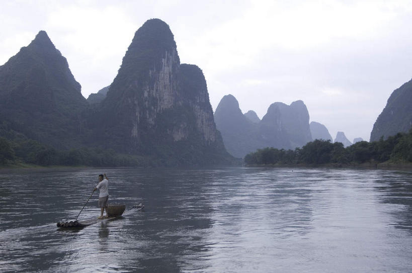 划船,东方人,一个人,站,横图,室外,白天,侧面,旅游,度假,河流,美景,山,山脉,水,植物,桂林,中国,亚洲,仅一个男性,仅一个人,仅一个中年男性,握,阴影,波纹,飞溅,服装,溅,光线,液体,影子,河水,景观,山峰,水滴,水流,云,云朵,涟漪,山峦,云彩,注视,休闲装,黄种人,娱乐,水珠,树,树木,衣服,蓝色,绿色,白云,蓝天,水纹,天空,阳光,自然,船尾波,波浪,群山,天,观察,看,站着,享受,休闲,休闲服,景色,放松,握着,服饰,生长,晴朗,成长,观看,广西,察看,关注,喷洒,自然风光,东亚,木排,漓江,木筏,阳朔,广西壮族自治区,中华人民共和国,桂林市,桂,华南地区,水晕,阳朔县,男人,男性,中年男性,亚洲人,晴空,站立,彩图,全身