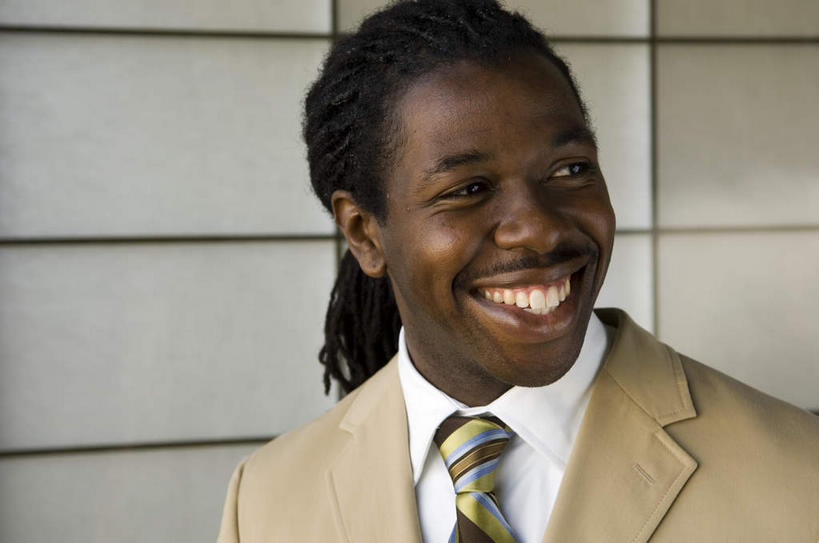 西方人,脸,头,脸颊,手,头发,一个人,商务人士,商务男性,站,笑,打电话,微笑,露齿笑,横图,室内,特写,白天,正面,衬衫,电话,手机,欧洲,非洲,黑人,欧洲人,仅一个男性,仅一个人,仅一个中年男性,套装,墙,领带,扭头,注视,通讯设备,肩膀,墙壁,墙面,黑色,观察,看,站着,转头,手部,观看,单手,察看,马尾辫,象征,庄重,关注,商务装,身份,工薪阶层,一部,正式,地位,交流,男人,男性,中年男性,非洲人,头部,长发,脸部,脸蛋,面部,白领,上班族,沟通,通话,站立,半身,彩图,衬衣