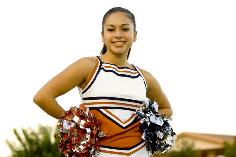 西方人,一个人,站,笑,微笑,露齿笑,横图,室外,白天,仰视,运动服,植物,欧洲,欧洲人,仅一个年轻女性,仅一个女性,仅一个人,握,服装,朦胧,模糊,拿,拿着,注视,手叉腰,树,树木,衣服,绿色,自然,叉腰,观察,看,站着,握着,服饰,生长,成长,观看,察看,双手叉腰,衣着,穿着,关注,拉拉队,拉拉花,拉拉球,啦啦花,啦啦球,衣饰,年轻女性,女人,女性,白种人,站立,半身,彩图,低角度拍摄,运动装