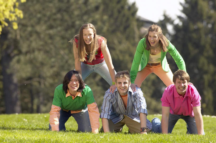 东方人,西方人,伙伴,朋友,叠罗汉,跪,笑,微笑,露齿笑,横图,室外,白天,正面,爱情,游戏,友谊,成功,合作,团队,集体,信心,草地,草坪,植物,欧洲,非洲,黑人,欧洲人,亚洲,五个人,表演,撑,阴影,服装,光线,影子,许多人,浪漫,玩,注视,休闲装,黄种人,娱乐,草,树,树木,衣服,绿色,阳光,自然,观察,看,一群人,休闲,温暖,温馨,手部,休闲服,恩爱,恋人,服饰,生长,成长,观看,活动,和睦,察看,撑着,成就,发泄,关注,消遣,智力,宣泄,技巧运动,体育活动,体育游戏,友情,男人,男性,年轻男性,年轻女性,女人,女性,白种人,非洲人,亚洲人,情侣,跪着,玩耍,嬉戏,彩图,全身,伴侣,融洽