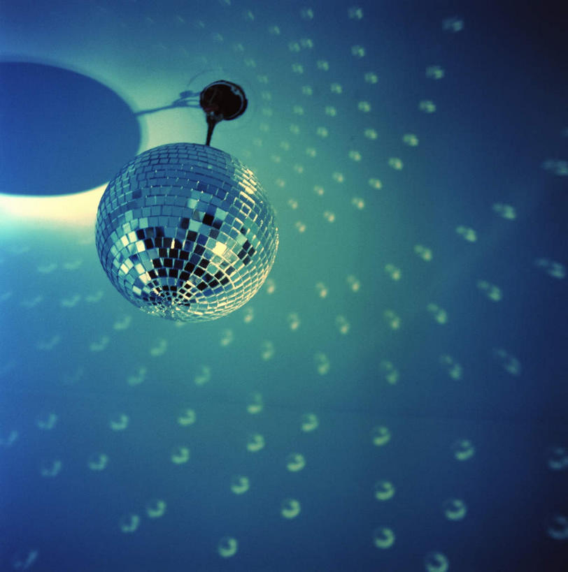 无人,竖图,室内,夜晚,仰视,聚会,奢侈,夜生活,照明,阴影,反射,影子,灯光,娱乐,灯,蓝色,灯具,休闲,放松,夜店,照亮,景物,照明设备,夜总会,迪斯科球,迪斯科灯,镜面球,镜球,舞厅球,彩图,低角度拍摄