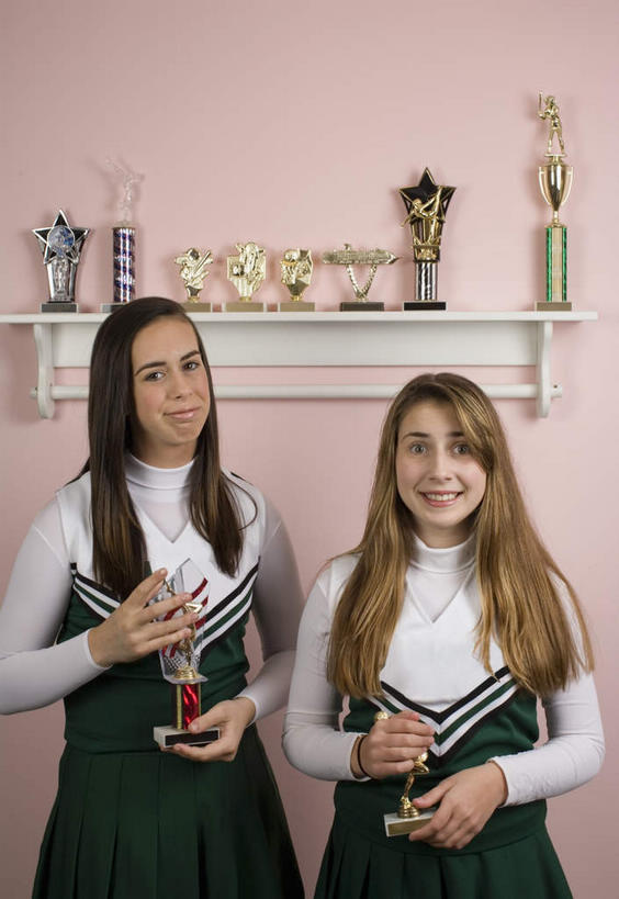 西方人,两个人,家庭,站,笑,微笑,竖图,室内,白天,正面,裙子,成功,胜利,欧洲,欧洲人,一排,许多,握,连衣裙,整齐,置物架,注视,架子,排列,观察,看,站着,温暖,温馨,一家人,光彩,握着,观看,和睦,察看,队列,关注,陈列架,荣誉,啦啦队,奖品,荣耀,搁架,光荣,年轻女性,女人,女性,白种人,站立,半身,彩图,融洽,奖杯