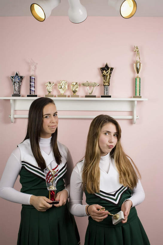 西方人,两个人,家庭,站,笑,微笑,竖图,室内,白天,正面,裙子,成功,胜利,欧洲,欧洲人,一排,许多,握,连衣裙,整齐,置物架,注视,架子,排列,观察,看,站着,温暖,温馨,一家人,光彩,握着,观看,和睦,察看,队列,关注,陈列架,荣誉,啦啦队,奖品,荣耀,搁架,光荣,年轻女性,女人,女性,白种人,站立,半身,彩图,融洽,奖杯