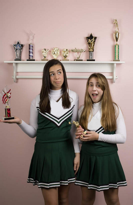 西方人,两个人,家庭,站,笑,微笑,竖图,室内,白天,正面,裙子,成功,胜利,欧洲,欧洲人,一排,许多,握,连衣裙,整齐,置物架,注视,架子,排列,观察,看,站着,张嘴,温暖,温馨,一家人,光彩,握着,观看,和睦,察看,队列,关注,陈列架,荣誉,啦啦队,奖品,张大嘴巴,荣耀,搁架,光荣,年轻女性,女人,女性,白种人,张开嘴,站立,半身,彩图,融洽,奖杯