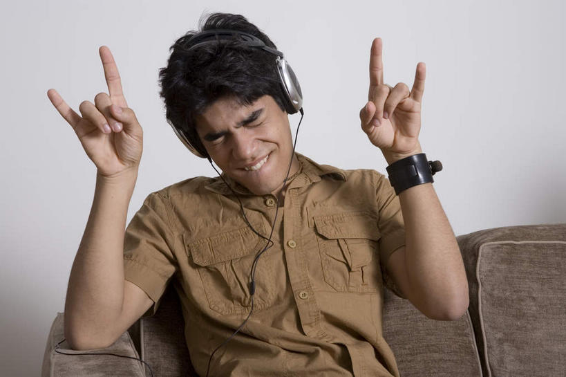 西方人,小拇指,一个人,客厅,坐,闭眼,笑,微笑,露齿笑,横图,室内,白天,正面,沙发,欧洲,欧洲人,仅一个男性,仅一个人,阴影,服装,反射,影子,墙,休闲装,墙壁,墙面,装饰品,仅一个年轻男性,衣服,灰色,饰品,手链,首饰,手势,休闲,休闲服,竖,服饰,手镯,翘,起居室,食指,镯子,布艺沙发,示爱,客堂,爱你,男人,男性,年轻男性,白种人,闭眼睛,闭着眼,闭着眼睛,坐着,半身,彩图